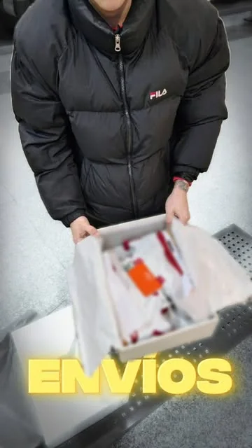 Un cliente abriendo su caja de zapatillas