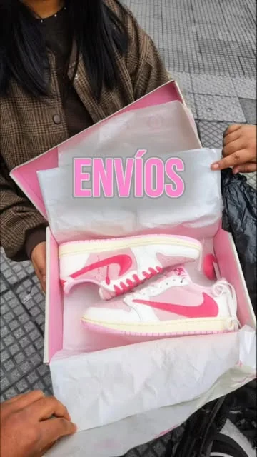 Unas Dunk rosas en su caja, recién llegadas